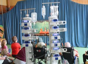 Patienten warten auf den Beginn der Vorstellung des Marionettentheaters