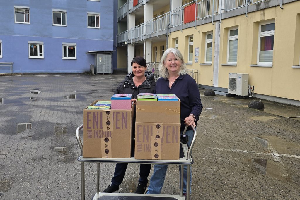 Bianca Treuheit und Marion Müller bei der Spendenübergabe