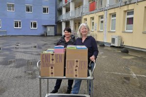 Bianca Treuheit und Marion Müller bei der Spendenübergabe