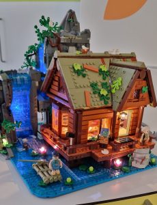 Bild eines zusammengebauten Hauses, dass beleuchtet ist