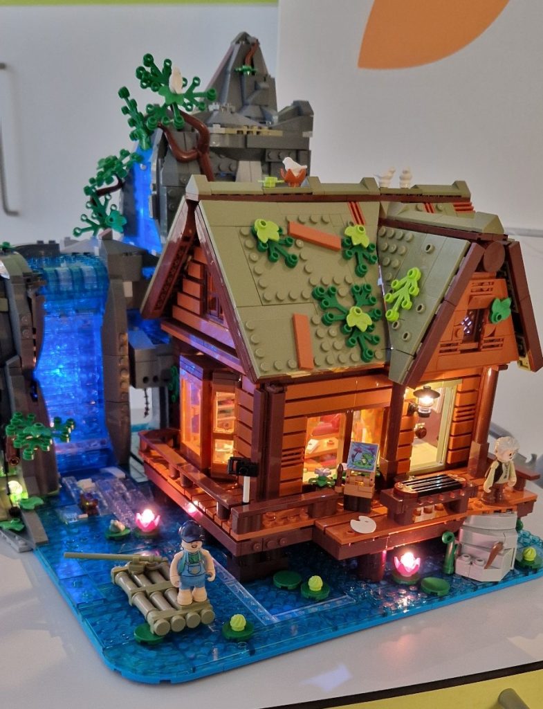 Bild eines zusammengebauten Hauses, dass beleuchtet ist