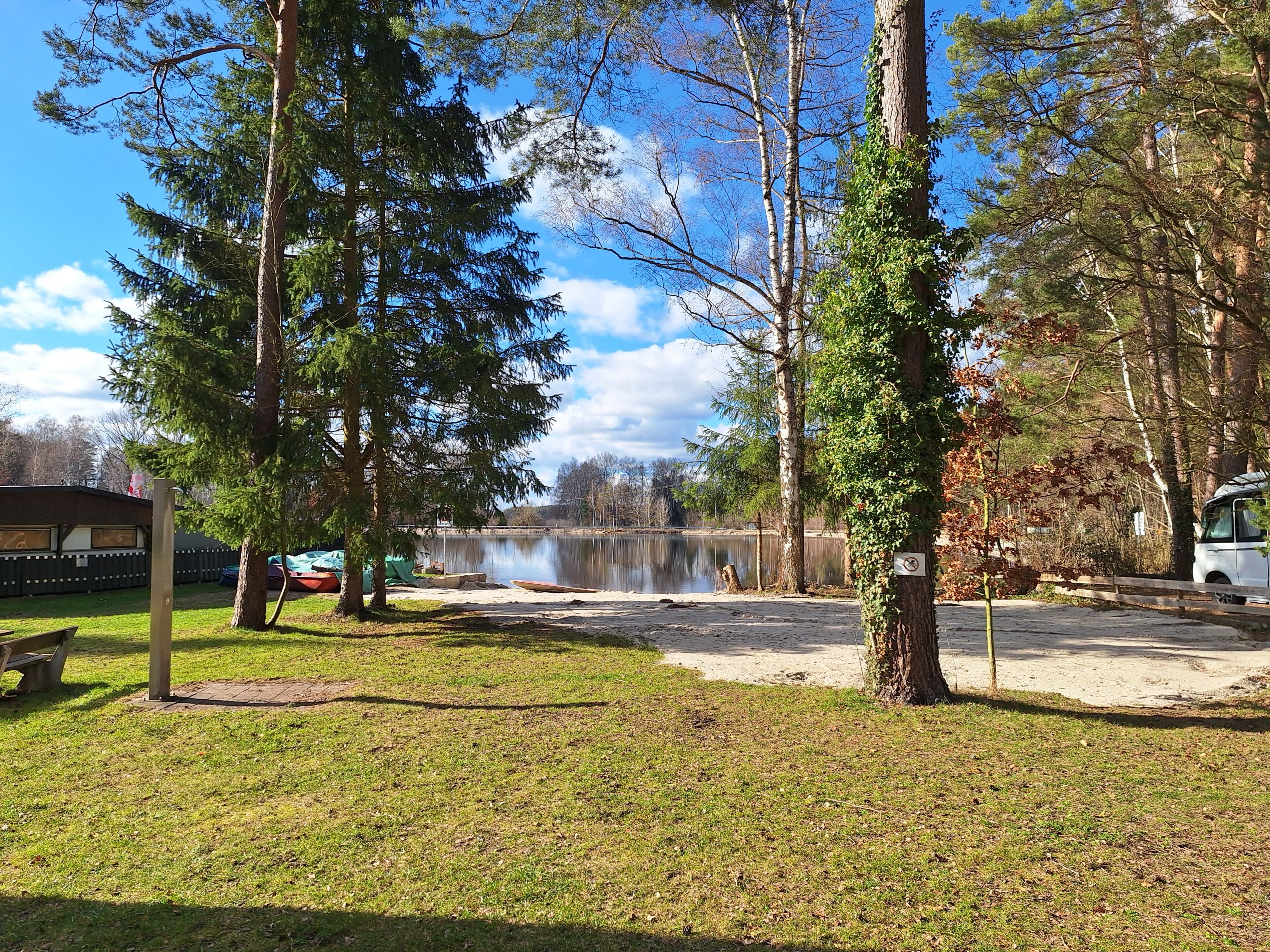 Bild vom See wo gezeltet wird